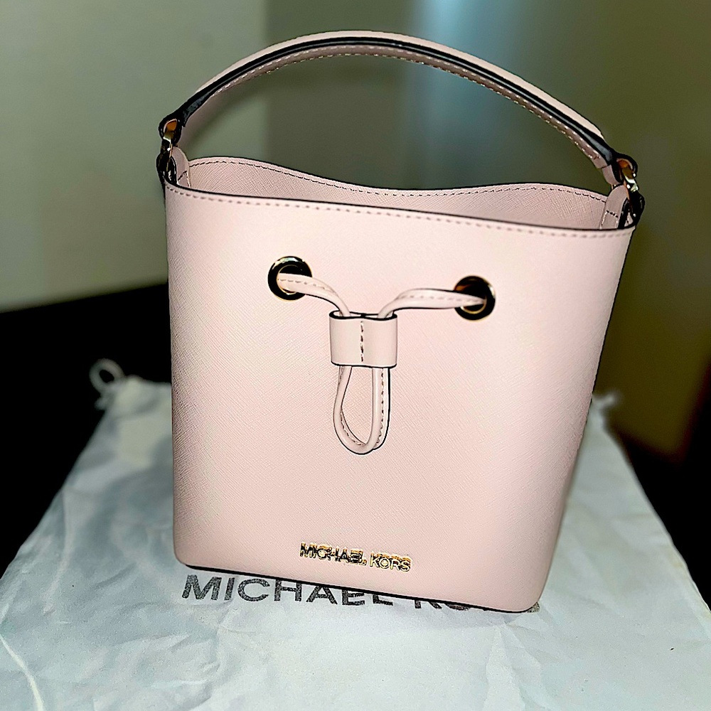 *MICHAEL KORS SMALL BUCKET BAG*
